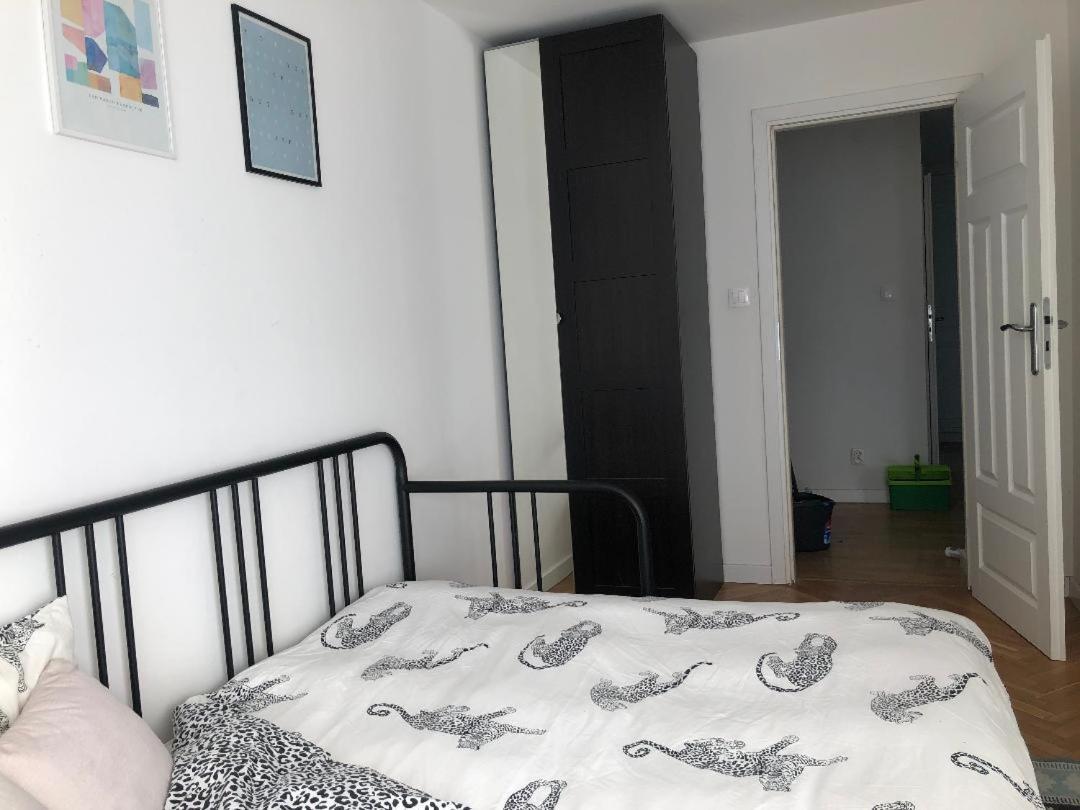 Апартаменти Comfortable And Cosy 3 Beds-city Center *